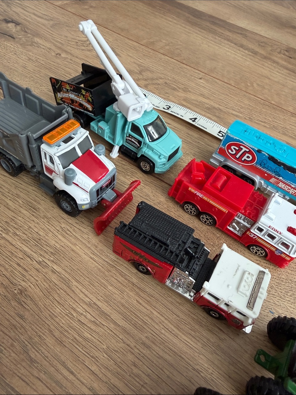 Set of assorted small toy vehicles - Picture 5 of 5